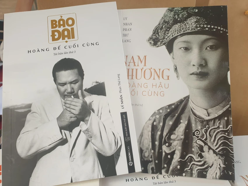 Bên cạnh đó là giới thiệu ba tác phẩm của tác giả Lý Nhân Phan Thứ Lang gồm Sài Gòn vang bóng, Bảo Đại- Hoàng đế cuối cùng và Nam Phương- Hoàng hậu cuối cùng. Ảnh: VĂN HÀ Bên cạnh đó là giới thiệu ba tác phẩm của tác giả Lý Nhân Phan Thứ Lang gồm Sài Gòn vang bóng, Bảo Đại- Hoàng đế cuối cùng và Nam Phương- Hoàng hậu cuối cùng. Ảnh: VĂN HÀ