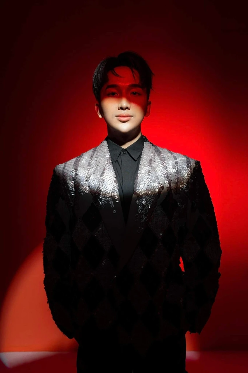 Hoàng Rob trong album Mùa hè vĩnh cửu. Ảnh: NSCC. Hoàng Rob trong album Mùa hè vĩnh cửu. Ảnh: NSCC.