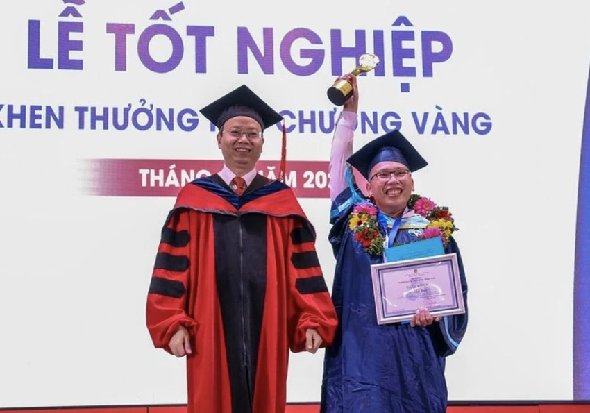 Lãnh đạo trường trao bằng tốt nghiệp cho sinh viên tốt nghiệp cử nhân. Lãnh đạo trường trao bằng tốt nghiệp cho sinh viên tốt nghiệp cử nhân.