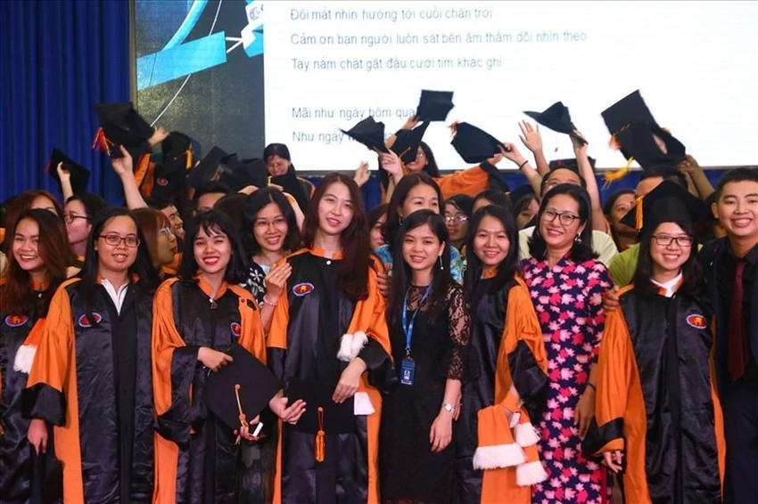 Sinh viên Khoa Báo Chí - Truyền thông Trường ĐH Khoa học Xã hội và Nhân văn - ĐH Quốc gia TP. HCM trong lễ tốt nghiệp. Sinh viên Khoa Báo Chí - Truyền thông Trường ĐH Khoa học Xã hội và Nhân văn - ĐH Quốc gia TP. HCM trong lễ tốt nghiệp.