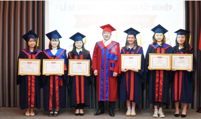 Cũng dạy nhiều chương trình quốc tế nhưng trang phục cử nhân cho sinh viên tốt nghiệp của Trường Đại học Ngoại ngữ lại khá truyền thống. Ảnh chụp tháng 4-2022. Ảnh: NT Cũng dạy nhiều chương trình quốc tế nhưng trang phục cử nhân cho sinh viên tốt nghiệp của Trường Đại học Ngoại ngữ lại khá truyền thống. Ảnh chụp tháng 4-2022. Ảnh: NT