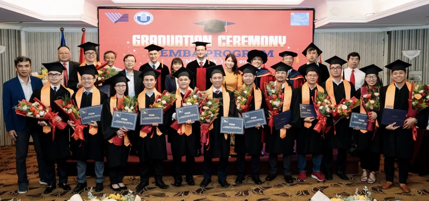 ĐH Quốc tế là trường đào tạo liên kết với nhiều trường ĐH trên thế giới nên hội tụ nhiều nền văn hoá. Trong ảnh, các tân thạc sĩ chụp ảnh lưu niệm với lãnh đạo nhà trường. ĐH Quốc tế là trường đào tạo liên kết với nhiều trường ĐH trên thế giới nên hội tụ nhiều nền văn hoá. Trong ảnh, các tân thạc sĩ chụp ảnh lưu niệm với lãnh đạo nhà trường.