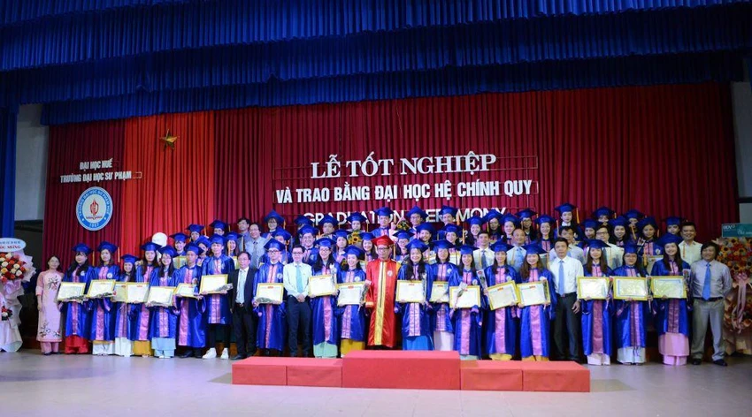 PGS.TS. Lê Anh Phương (giữa) Hiệu trưởng Trường ĐH Sư phạm (ĐH Huế) cùng các tân cử nhân trong buổi lễ trao bằng tốt nghiệp hồi tháng 6 vừa qua. PGS.TS. Lê Anh Phương (giữa) Hiệu trưởng Trường ĐH Sư phạm (ĐH Huế) cùng các tân cử nhân trong buổi lễ trao bằng tốt nghiệp hồi tháng 6 vừa qua.