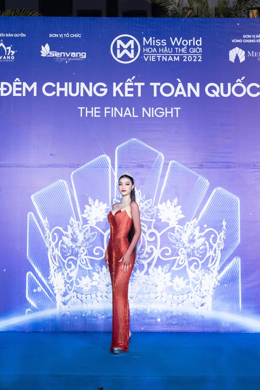 Á hậu Kiều Loan xuất hiện bốc lửa, sau 3 năm, nhan sắc của cô có nhiều thay đổi. Cô xây dựng hình ảnh ngày càng gợi cảm và theo đuổi sự nghiệp ca hát.