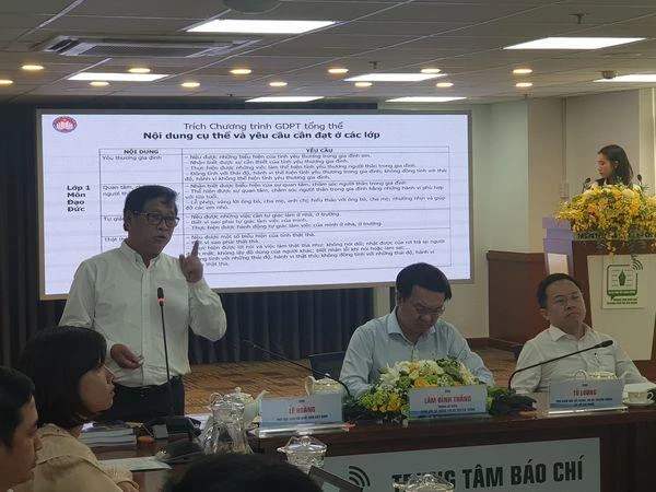 Ông Lê Hoàng - Phó chủ tịch Hội Xuất bản Việt Nam chia sẻ về dự án "Danh mục sách". Ảnh: V.H. Ông Lê Hoàng - Phó chủ tịch Hội Xuất bản Việt Nam chia sẻ về dự án "Danh mục sách". Ảnh: V.H.