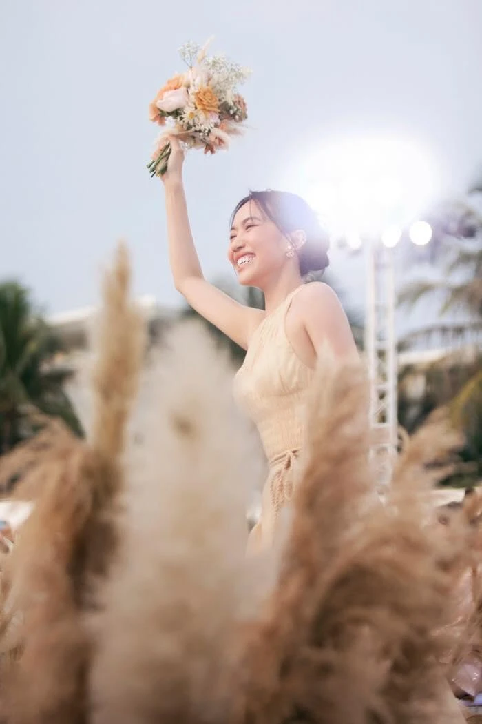 Khoảnh khắc Diệu Nhi chụp được hoa cưới từ cô dâu Minh Hằng vài tháng trước. Ảnh: FBNV. Khoảnh khắc Diệu Nhi chụp được hoa cưới từ cô dâu Minh Hằng vài tháng trước. Ảnh: FBNV.
