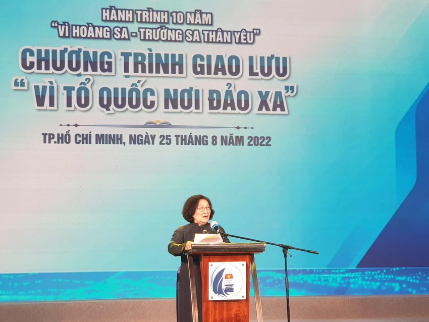 Bà Lê Minh Ngọc, Phó chủ nhiệm CLB "Vì Hoàng Sa, Trường Sa thân yêu" phát biểu tại buổi giao lưu. Ảnh: HÀ NGUYỄN. Bà Lê Minh Ngọc, Phó chủ nhiệm CLB "Vì Hoàng Sa, Trường Sa thân yêu" phát biểu tại buổi giao lưu. Ảnh: HÀ NGUYỄN.