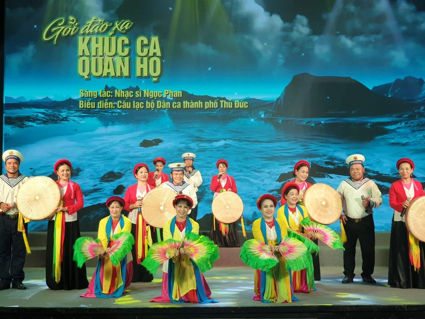 CLB dân ca TP. Thủ Đức với tiết mục "Gởi đảo xa khúc ca quan họ". Ảnh: HÀ NGUYỄN CLB dân ca TP. Thủ Đức với tiết mục "Gởi đảo xa khúc ca quan họ". Ảnh: HÀ NGUYỄN