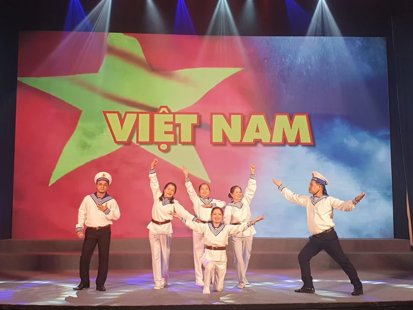 Tiết mục "Tổ quốc gọi tên mình" của Nhóm Hội viên CLB – Khu phố 2, phường Phú Nhuận, Quận 7. Ảnh: HÀ NGUYỄN. Tiết mục "Tổ quốc gọi tên mình" của Nhóm Hội viên CLB – Khu phố 2, phường Phú Nhuận, Quận 7. Ảnh: HÀ NGUYỄN.