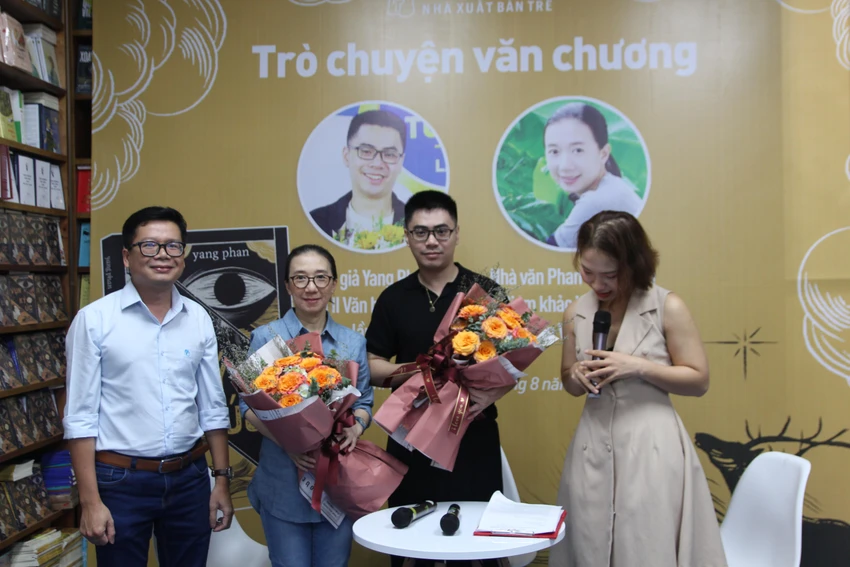 Ông Nguyễn Thành Nam, Phó giám đốc NXB Trẻ, tặng hoa cho nhà văn và tác giả. Ảnh: NXB Trẻ Ông Nguyễn Thành Nam, Phó giám đốc NXB Trẻ, tặng hoa cho nhà văn và tác giả. Ảnh: NXB Trẻ