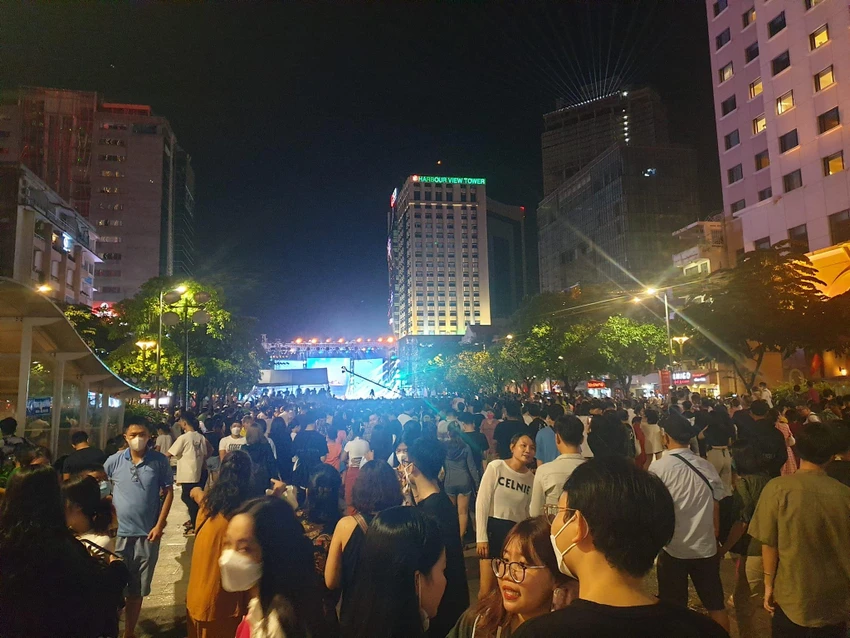 Dù đã trễ nhưng phố đi bộ Nguyễn Huệ vẫn chật cứng khán giả. Ảnh: V.H Dù đã trễ nhưng phố đi bộ Nguyễn Huệ vẫn chật cứng khán giả. Ảnh: V.H