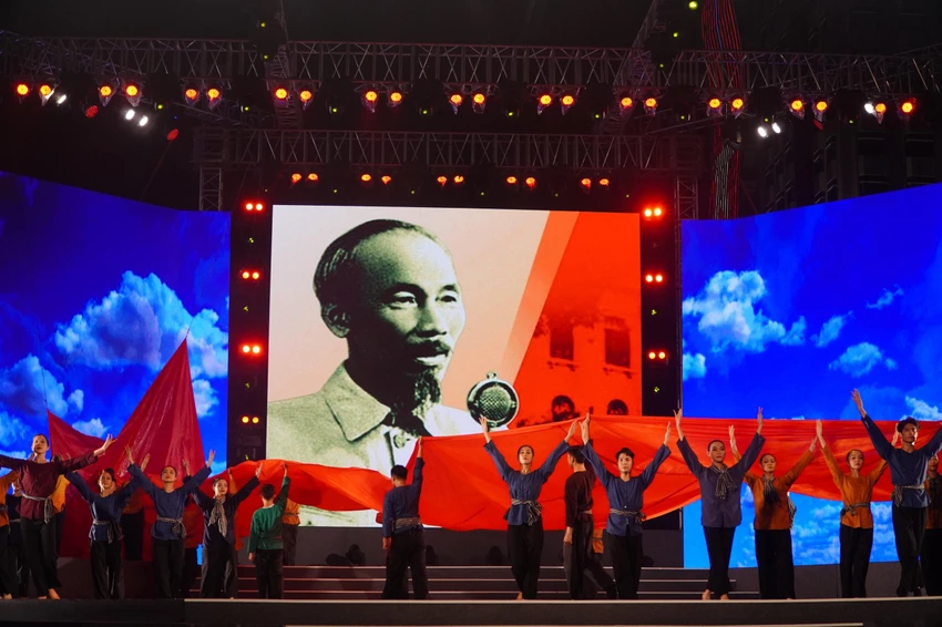 Múa liên khúc 19 tháng 8, Lá cờ tháng tám. Ảnh:V.H Múa liên khúc 19 tháng 8, Lá cờ tháng tám. Ảnh:V.H