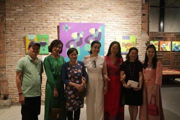 Triển lãm của Hoàng Phượng Vỹ cũng thu hút sự quan tâm của đông đảo nghệ sĩ tại TP.HCM như đạo diễn Hoàng Điệp, diễn viên Hồng Ánh...