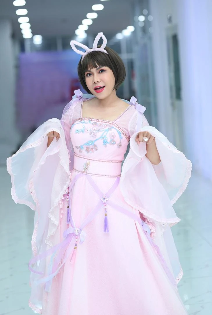 Việt Hương nhí nhảnh trong vai nàng Thỏ Ngọc. Ảnh: NSCC Việt Hương nhí nhảnh trong vai nàng Thỏ Ngọc. Ảnh: NSCC