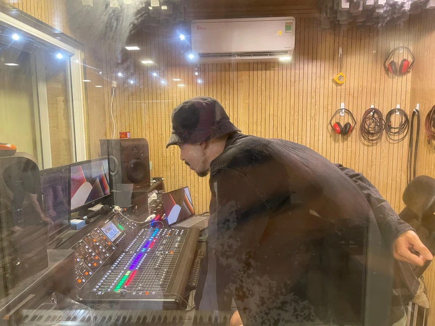 Đen Vâu luôn hướng về việc làm album cho khán giả. Ảnh: NSCC