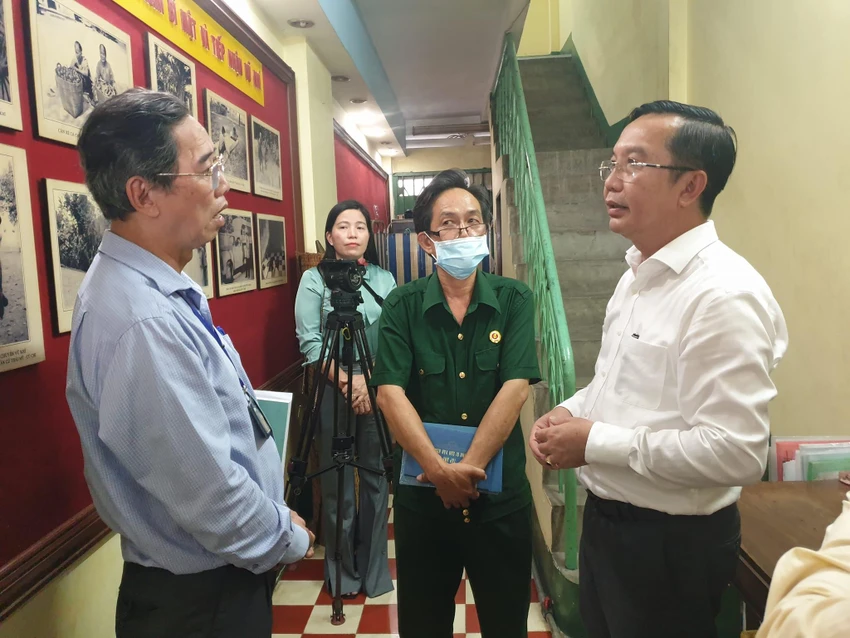 Đoàn khảo sát Di tích lịch sử Quốc gia Cơ sở giấu vũ khí của Biệt động thành đánh vào Dinh Độc Lập năm 1968. Ảnh: VĂN HÀ. Đoàn khảo sát Di tích lịch sử Quốc gia Cơ sở giấu vũ khí của Biệt động thành đánh vào Dinh Độc Lập năm 1968. Ảnh: VĂN HÀ.