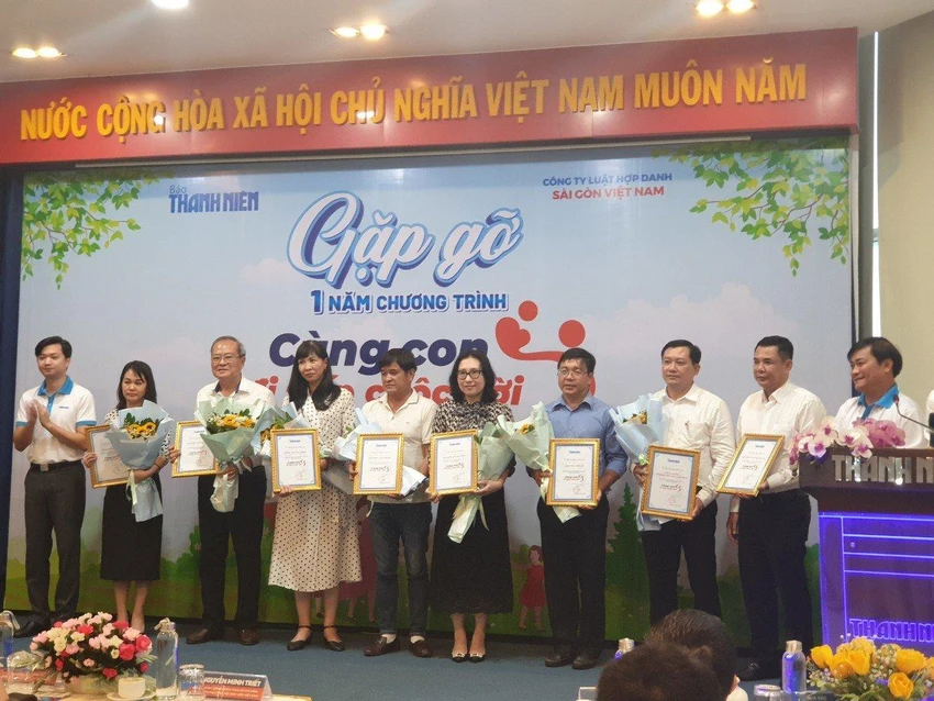 Báo Thanh Niên trao thư cảm ơn đến các đơn vị đồng hành và nhà bảo trợ. Ảnh: KHÁNH AN