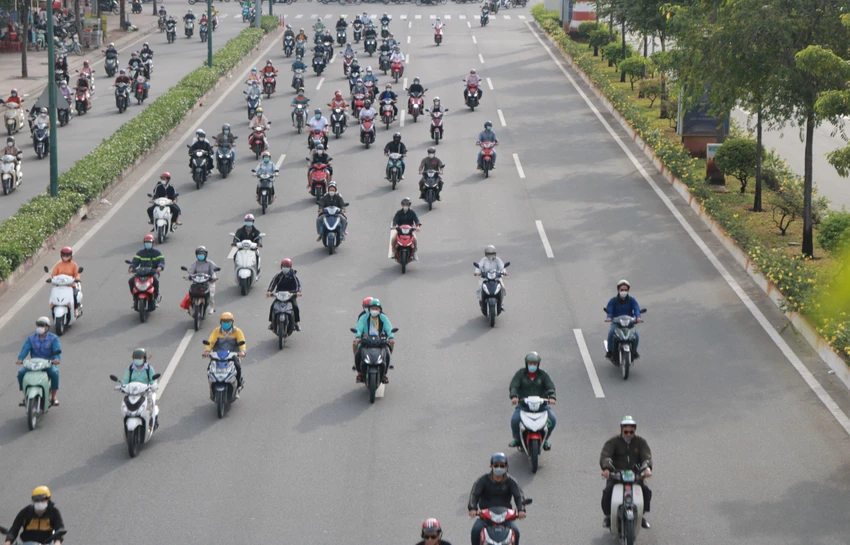 Một đoạn đường xe máy độc chiếm làn đường ô tô. Một đoạn đường xe máy độc chiếm làn đường ô tô.