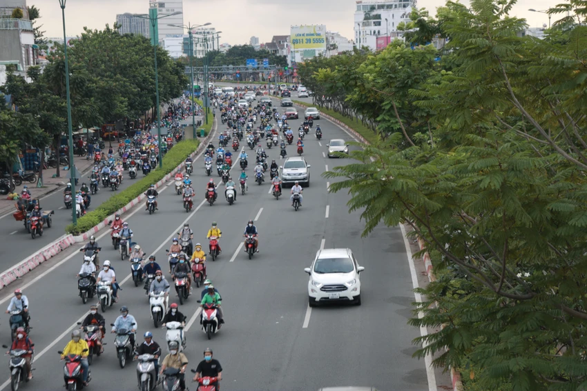 Đây là tuyến đường kết nối từ sân bay Tân Sơn Nhất qua địa bàn các quận Tân Bình, Gò Vấp, Bình Thạnh, TP Thủ Đức với tỉnh Bình Dương, Đồng Nai nên buổi sáng lượng người từ các nơi đổ về đường Phạm Văn Đồng rất lớn. Đây là tuyến đường kết nối từ sân bay Tân Sơn Nhất qua địa bàn các quận Tân Bình, Gò Vấp, Bình Thạnh, TP Thủ Đức với tỉnh Bình Dương, Đồng Nai nên buổi sáng lượng người từ các nơi đổ về đường Phạm Văn Đồng rất lớn.