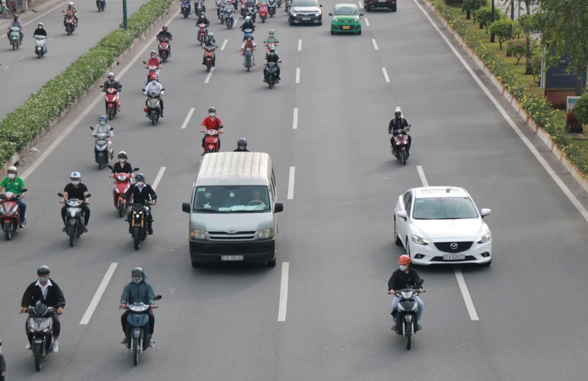 Nhiều người điều khiển xe máy bất chấp nguy hiểm len lỏi vào giữa các ô tô, thậm chí chạy trước đầu xe. Nhiều người điều khiển xe máy bất chấp nguy hiểm len lỏi vào giữa các ô tô, thậm chí chạy trước đầu xe.
