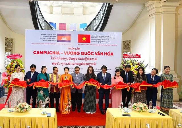 Thứ trưởng Bộ VHTT&DL Hoàng Đạo Cương và ông Long Ponnasirivath - Quốc vụ khanh Bộ Văn hóa và Nghệ thuật Campuchia cắt băng khai mạc triển lãm. Ảnh: V.H Thứ trưởng Bộ VHTT&DL Hoàng Đạo Cương và ông Long Ponnasirivath - Quốc vụ khanh Bộ Văn hóa và Nghệ thuật Campuchia cắt băng khai mạc triển lãm. Ảnh: V.H