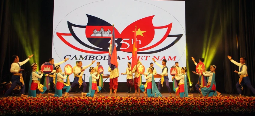 Tiết mục múa đương đại Tình hữu nghị Việt Nam-Campuchia. Ảnh: V.H Tiết mục múa đương đại Tình hữu nghị Việt Nam-Campuchia. Ảnh: V.H