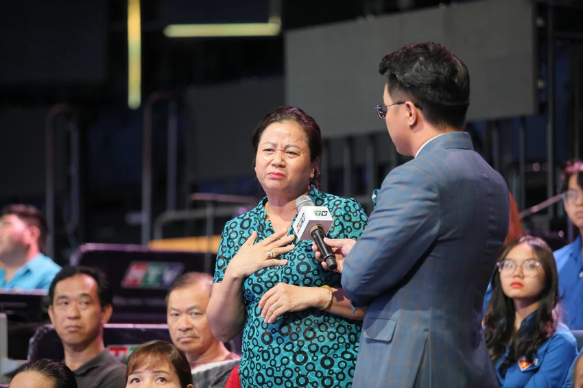 Bên cạnh khách mời, khán giả tại trường quay cũng có dịp chia sẻ những ký ức của mình trong giai đoạn TP.HCM chống chọi với dịch bệnh. Ảnh: NGUYỄN HOÀNG Bên cạnh khách mời, khán giả tại trường quay cũng có dịp chia sẻ những ký ức của mình trong giai đoạn TP.HCM chống chọi với dịch bệnh. Ảnh: NGUYỄN HOÀNG