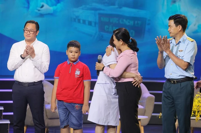 Thay mặt người dân thành phố, Tiến sĩ Nguyễn Thị Huỳnh Mai - Chánh văn phòng Sở Y tế Thành phố Hồ Chí Minh gửi lời tri ân đến điều dưỡng Nguyễn Thùy Dung. Ảnh: NGUYỄN HOÀNG. Thay mặt người dân thành phố, Tiến sĩ Nguyễn Thị Huỳnh Mai - Chánh văn phòng Sở Y tế Thành phố Hồ Chí Minh gửi lời tri ân đến điều dưỡng Nguyễn Thùy Dung. Ảnh: NGUYỄN HOÀNG.