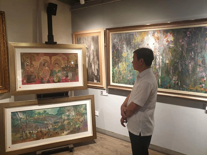 Nhiều người đến thưởng lãm tranh tại triển lãm. Ảnh: VĂN HÀ Nhiều người đến thưởng lãm tranh tại triển lãm. Ảnh: VĂN HÀ