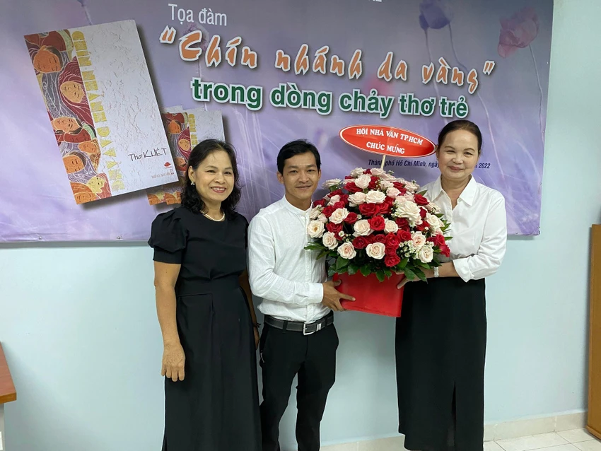 Nhà văn Bích Ngân, Chủ tịch Hội Nhà văn TP.HCM tặng hoa cho nhà thơ Khét. Ảnh: BTC Nhà văn Bích Ngân, Chủ tịch Hội Nhà văn TP.HCM tặng hoa cho nhà thơ Khét. Ảnh: BTC