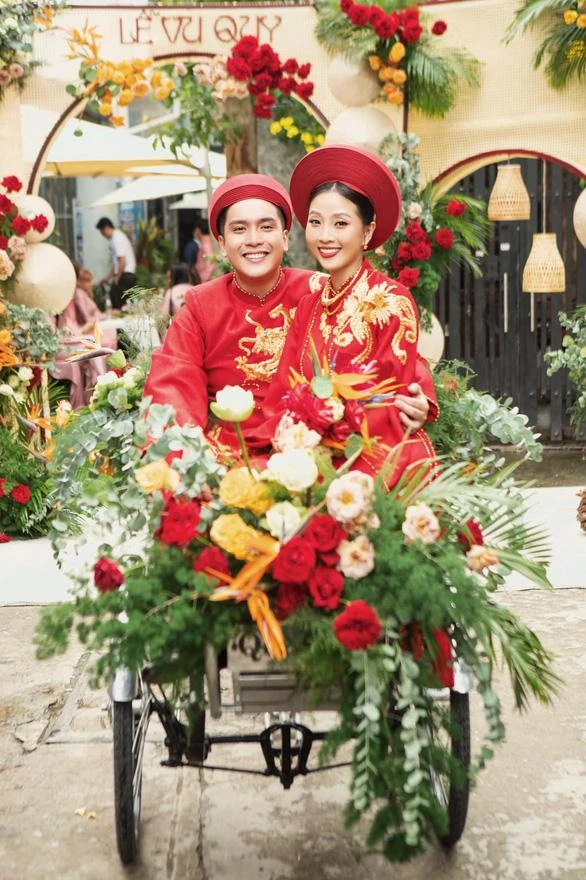 Đám cưới của Liêu Hà Trinh mang đậm không khí thập niên 70. Ảnh: FBNV Đám cưới của Liêu Hà Trinh mang đậm không khí thập niên 70. Ảnh: FBNV