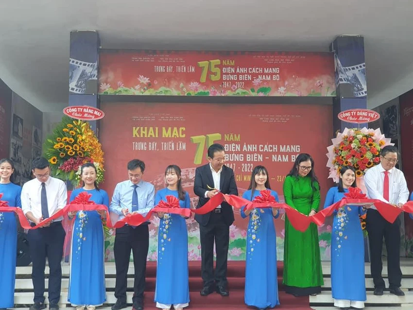 Các đại biểu cắt băng khai mạc triển lãm. Ảnh: V.H Các đại biểu cắt băng khai mạc triển lãm. Ảnh: V.H