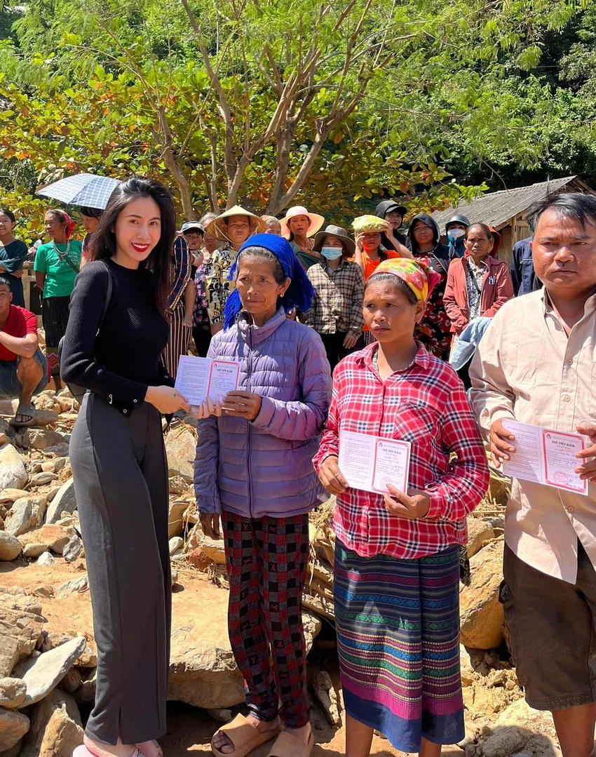 Thủy Tiên làm thiện nguyện tại Nghệ An sau bão Noru. Ảnh: FBNV Thủy Tiên làm thiện nguyện tại Nghệ An sau bão Noru. Ảnh: FBNV