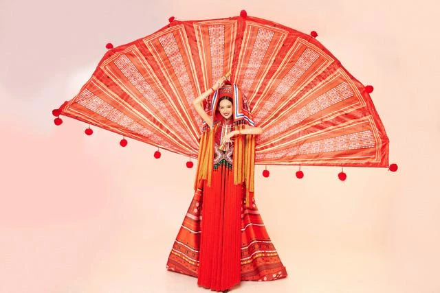 Bảo Ngọc trong trang phục dân tộc Bảo Ngọc trong trang phục dân tộc