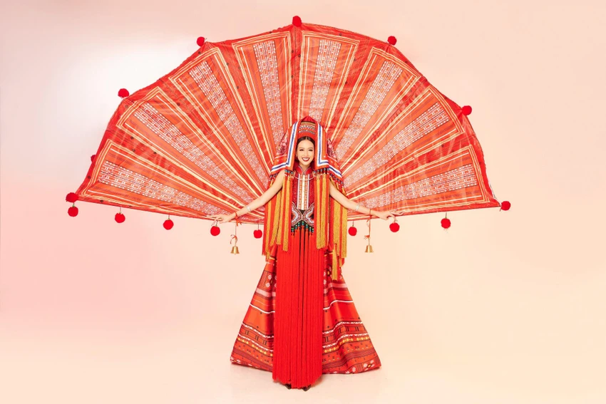 Ngày 13-10, Bảo Ngọc bước vào phần thi National Costume (trang phục dân tộc) với bộ trang phục mang tên "Cô Em Dao Đỏ" . Ngày 13-10, Bảo Ngọc bước vào phần thi National Costume (trang phục dân tộc) với bộ trang phục mang tên "Cô Em Dao Đỏ" .
