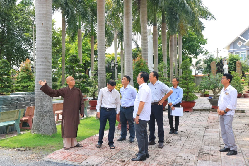 Đoàn khảo sát tham quan quang cảnh chùa. Ảnh: VÕ THƠ Đoàn khảo sát tham quan quang cảnh chùa. Ảnh: VÕ THƠ