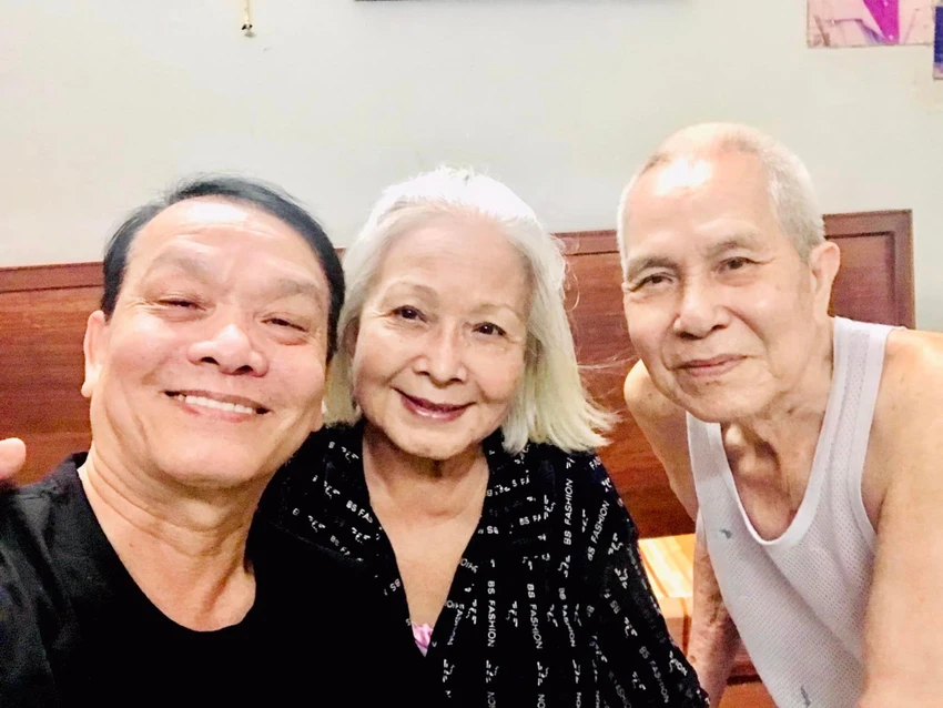 Soạn giả Hoàng Song Việt (trái) cùng Nghệ sĩ Bích Thuỷ và ông xã - nghệ sĩ Hữu Tài. Ảnh: FB Nguyễn Hoàng Minh Khôi.