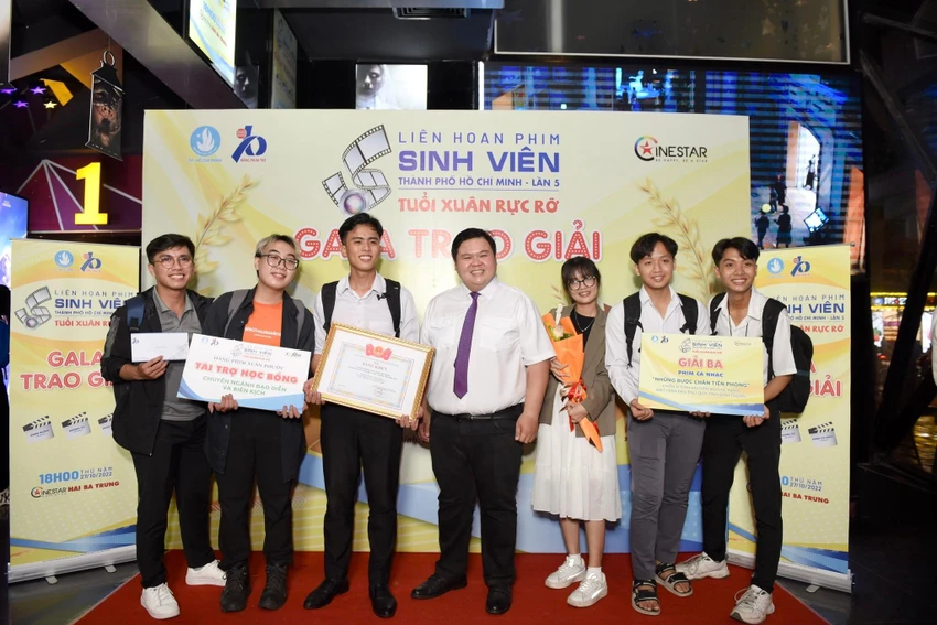 Trao giải cho các nhóm có tác phẩm xuất sắc. Ảnh: BTC Trao giải cho các nhóm có tác phẩm xuất sắc. Ảnh: BTC