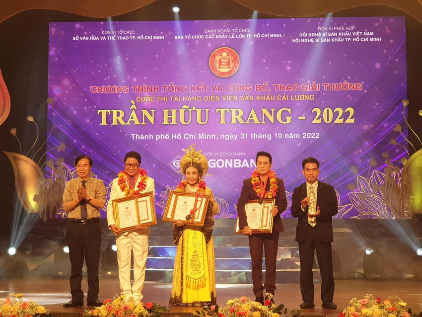 Trao huy chương cho hạng mục kép hài, kép độc và đào độc. Ảnh: HÀ NGUYỄN Trao huy chương cho hạng mục kép hài, kép độc và đào độc. Ảnh: HÀ NGUYỄN
