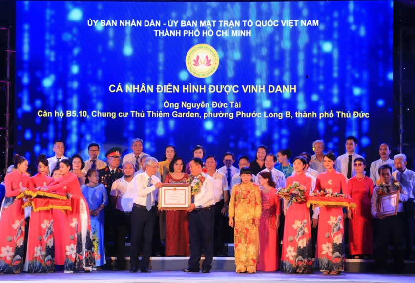 Ông Võ Văn Hoan, Phó Chủ tịch UBND TP.HCM tuyên dương các cá nhân. Ông Võ Văn Hoan, Phó Chủ tịch UBND TP.HCM tuyên dương các cá nhân.