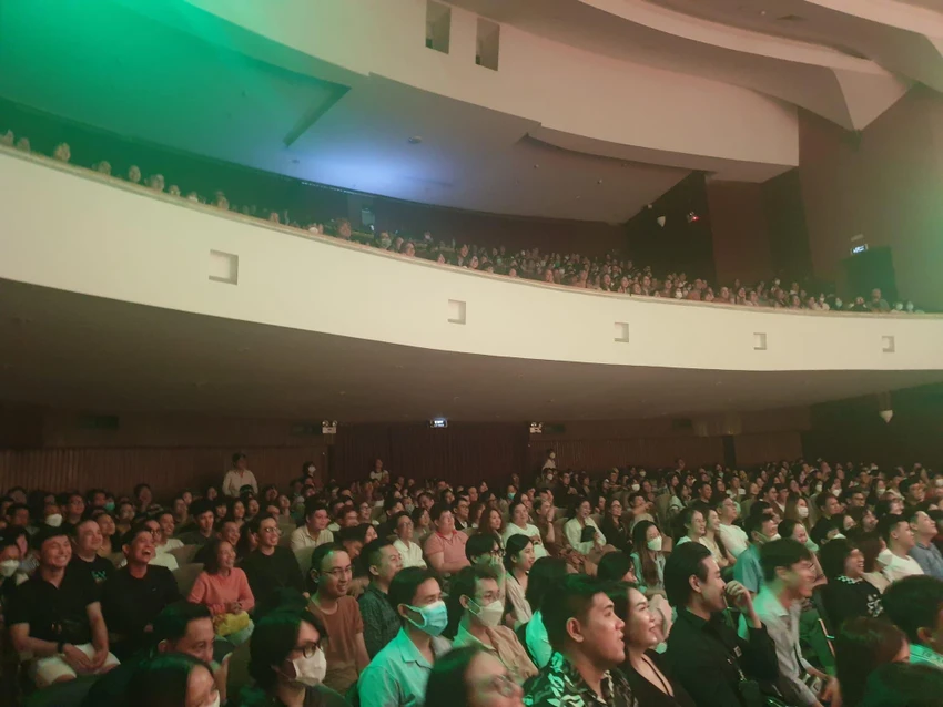 Khán phòng Nhà văn hoá Thanh Niên chật kín người cho đêm diễn đầu tiên vở 12 bà mụ. Ảnh: VĂN HÀ Khán phòng Nhà văn hoá Thanh Niên chật kín người cho đêm diễn đầu tiên vở 12 bà mụ.