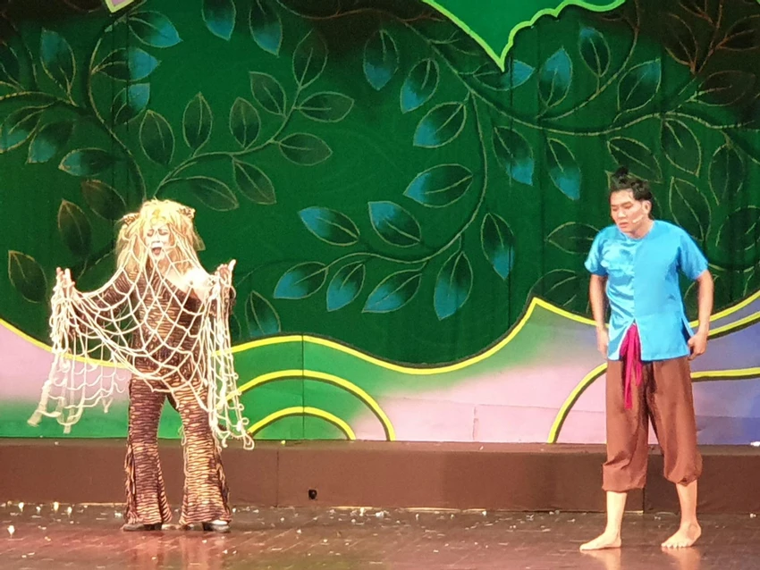 NSƯT Thành Lộc vào vai con hổ. Ảnh: VĂN HÀ NSƯT Thành Lộc vào vai con hổ