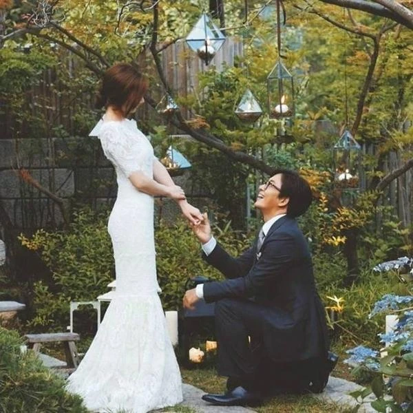 Bae Yong Joon và bà xã kết hôn năm 2015. Ảnh: Nate Bae Yong Joon và bà xã kết hôn năm 2015. Ảnh: Nate