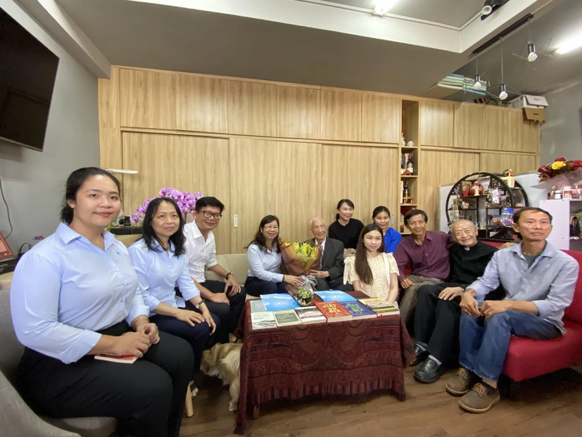 Lễ ký kết diễn ra trong không khí gia đình và thân hữu cùng chung vui với nhà nghiên cứu Nguyễn Đình Đầu. Ảnh: L.Đ Lễ ký kết diễn ra trong không khí gia đình và thân hữu cùng chung vui với nhà nghiên cứu Nguyễn Đình Đầu. Ảnh: L.Đ