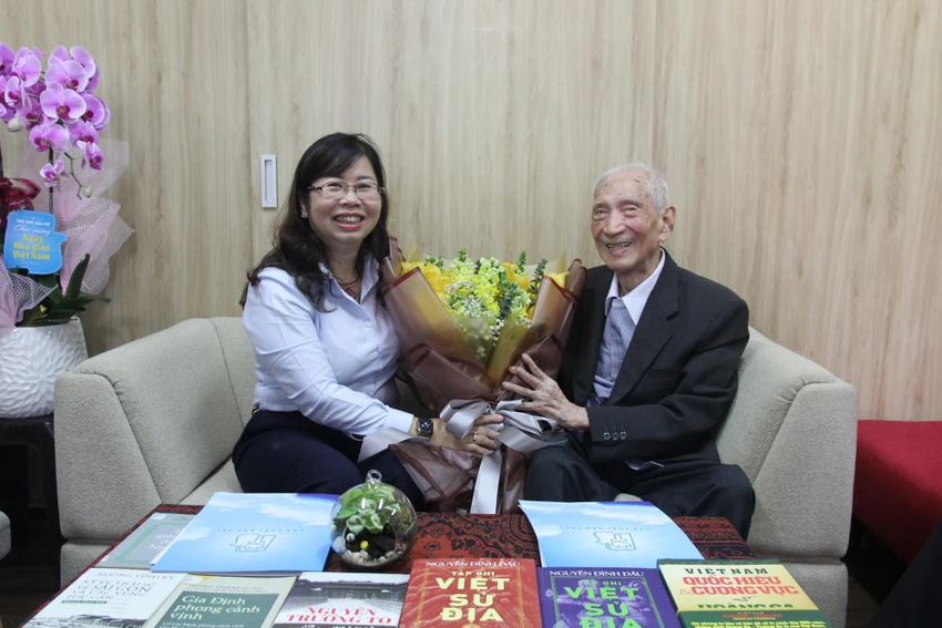 Đại diện NXB Trẻ thăm hỏi, chúc mừng sức khỏe của nhà nghiên cứu Nguyễn Đình Đầu. Ảnh: NXB Trẻ Đại diện NXB Trẻ thăm hỏi, chúc mừng sức khỏe của nhà nghiên cứu Nguyễn Đình Đầu. Ảnh: NXB Trẻ