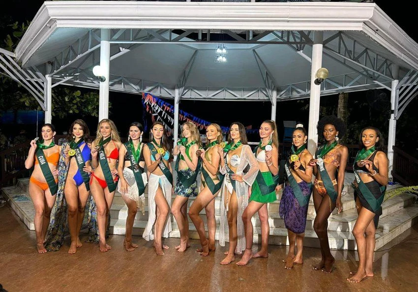 Các thí sinh đi chân đất thi bikini ở Miss Earth sau khi có mưa lớn. Ảnh: BTC Các thí sinh đi chân đất thi bikini ở Miss Earth sau khi có mưa lớn. Ảnh: BTC