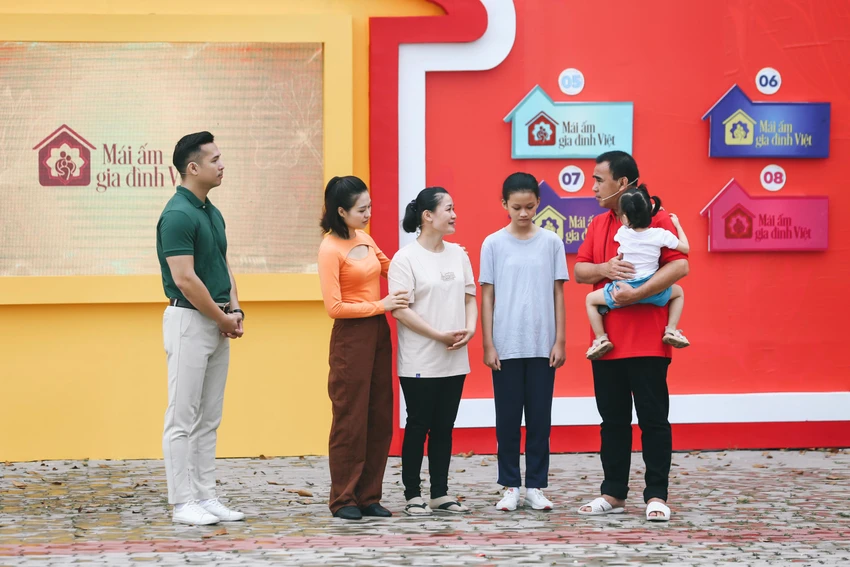 MC Quyền Linh giao lưu với gia đình tham gia chương trình. Ảnh: CTCC MC Quyền Linh giao lưu với gia đình tham gia chương trình. Ảnh: CTCC