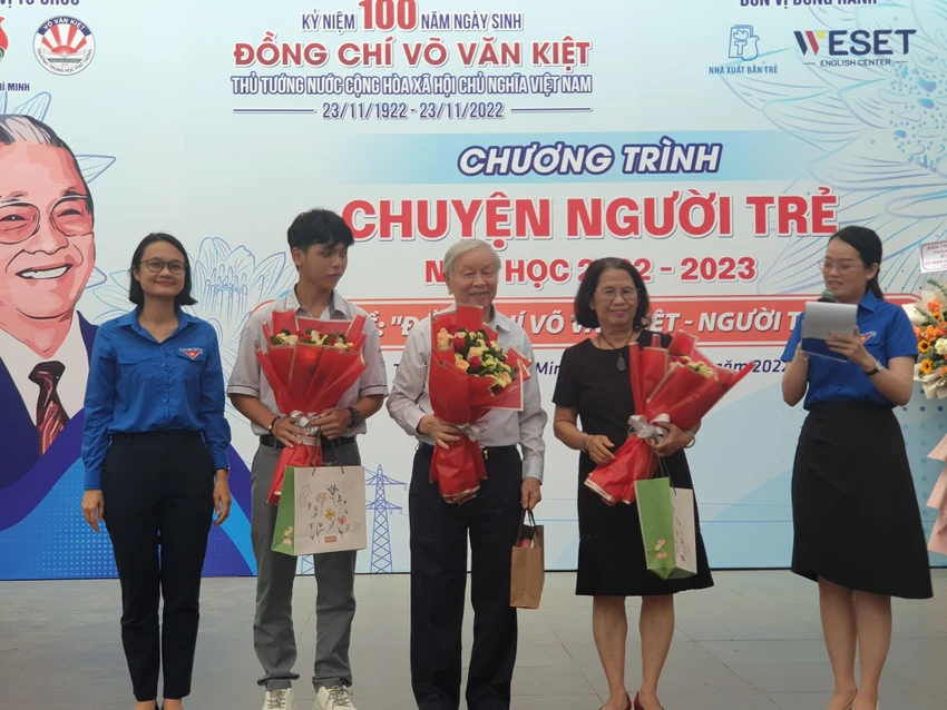 Bà Trần Thu Hà, phó Bí thư Thành Đoàn, Chủ tịch Hội đồng đội thành phố tặng hoa cho các khách mời. Ảnh: HÀ NGUYỄN Bà Trần Thu Hà, phó Bí thư Thành Đoàn, Chủ tịch Hội đồng đội thành phố tặng hoa cho các khách mời. Ảnh: HÀ NGUYỄN