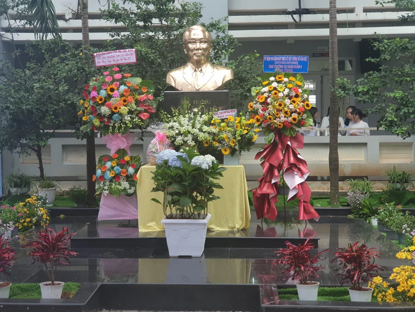 Tượng cố Thủ tướng Võ Văn Kiệt tại trường THPT mang tên ông. Ảnh: HÀ NGUYỄN Tượng cố Thủ tướng Võ Văn Kiệt tại trường THPT mang tên ông. Ảnh: HÀ NGUYỄN