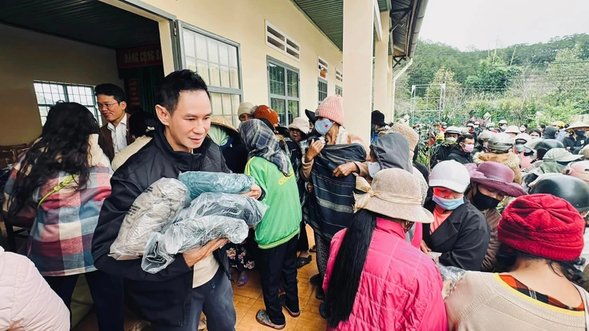 Lý Hải đi làm từ thiện tại Lạc Dương, Lâm Đồng. Ảnh: FBNV Lý Hải đi làm từ thiện tại Lạc Dương, Lâm Đồng. Ảnh: FBNV